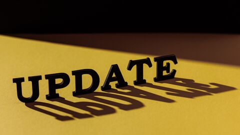 Was gibt es Neues? Das Wort "Update" auf orangefarbenem Untergrund